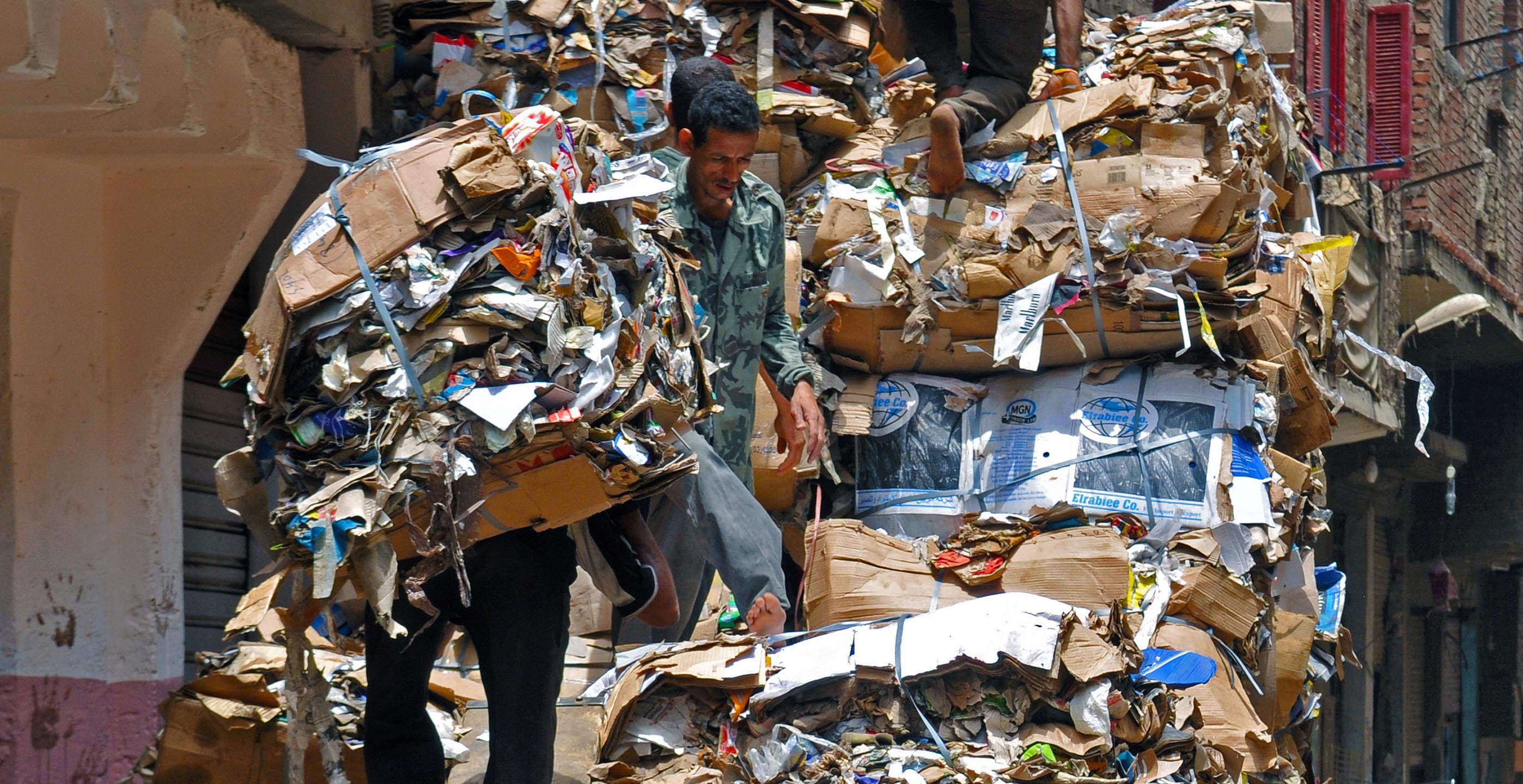 Im ägyptischen Kairo verdienen Müllsammler ihren Lebensunterhalt, indem sie Müll sammeln und sortieren.