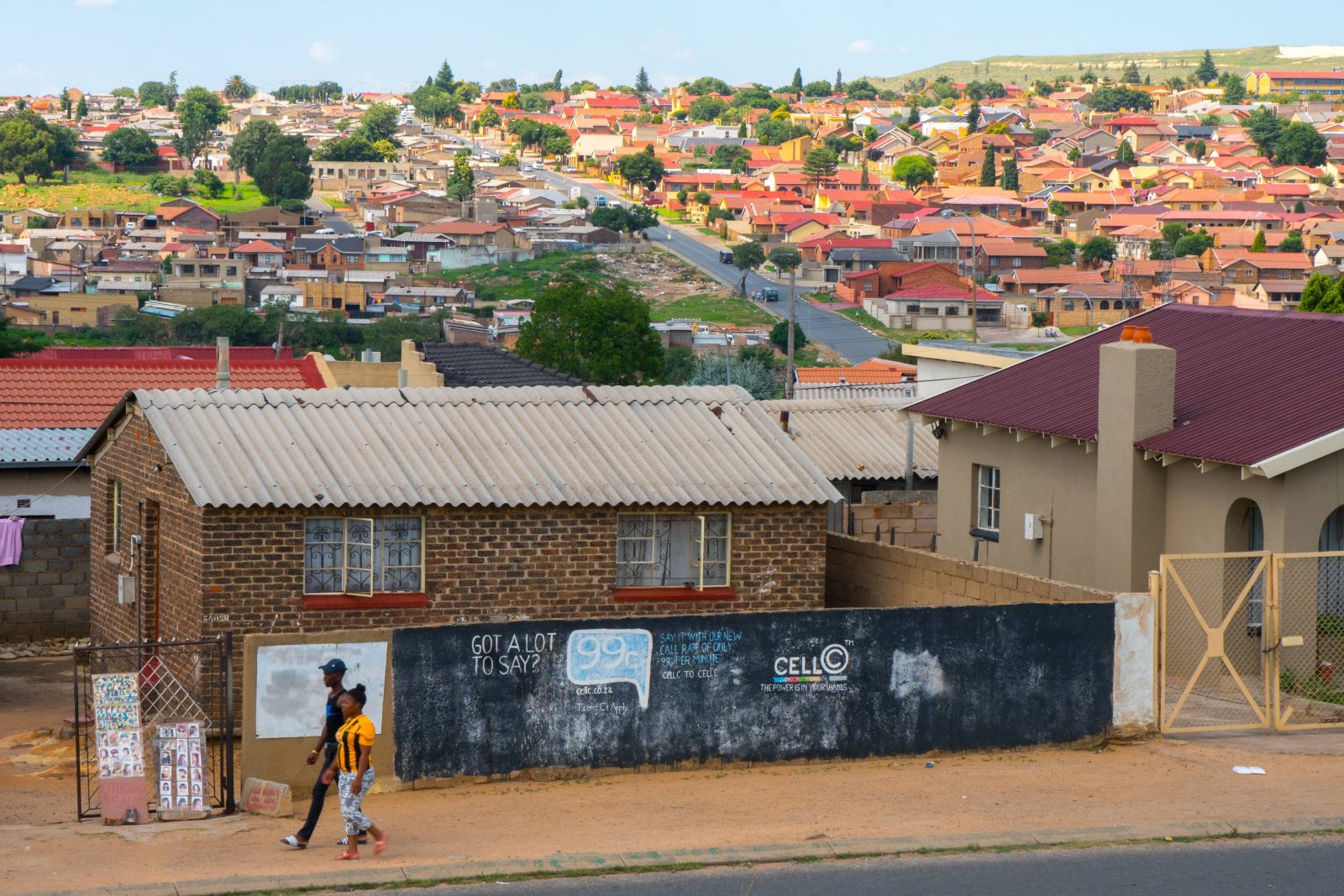 picture alliance/robertharding Die Gemeinde Soweto in Johannesburg, mit einkommensschwachen Wohnungen im Vordergrund und wohlhabenden Vororten im Hintergrund.