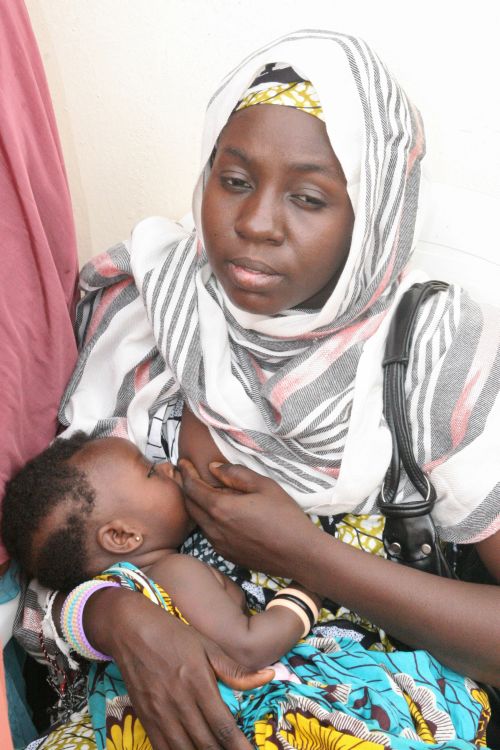 Osodi Emmanuel/Lineair Junge Mutter in Nord-Nigeria.