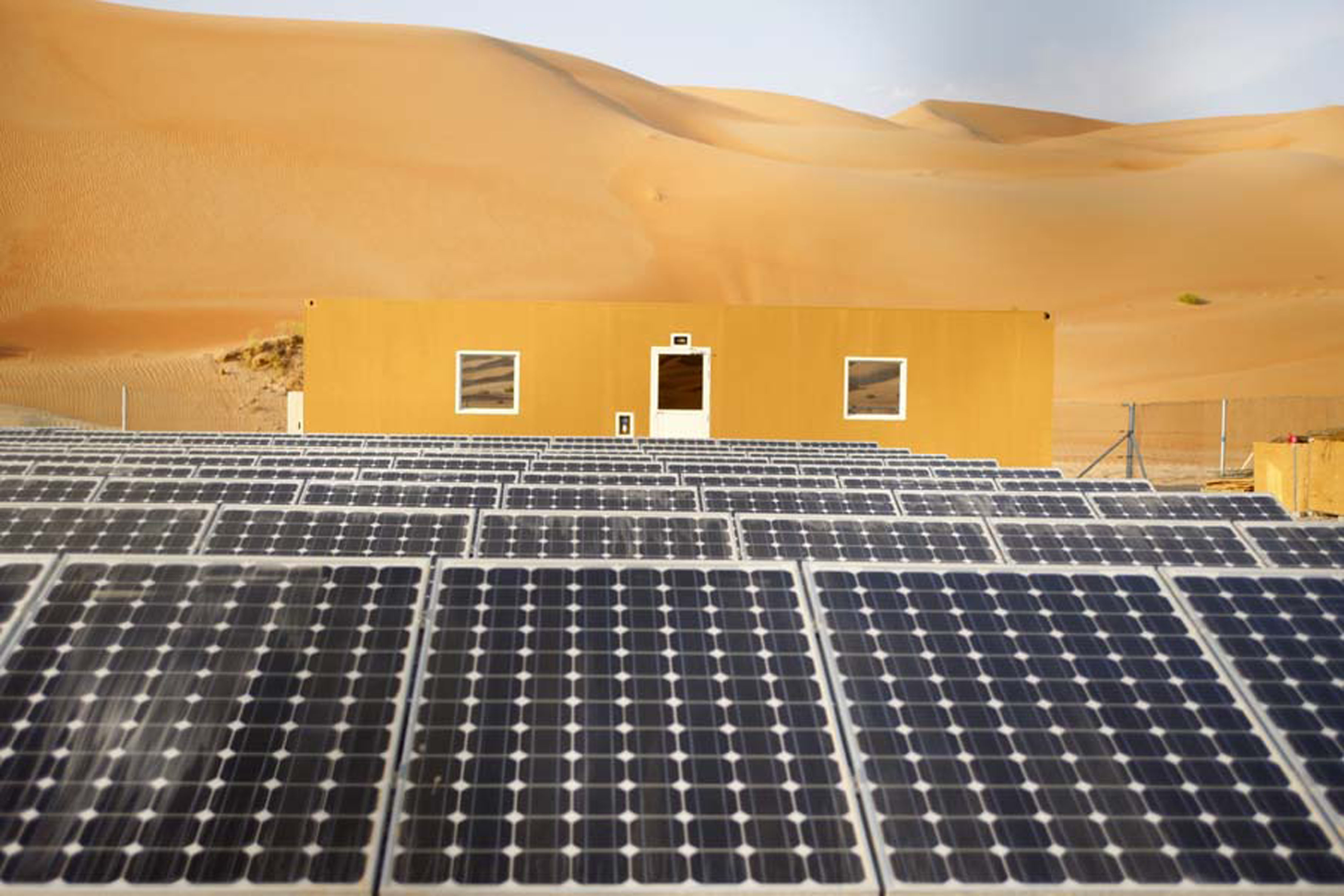 Godong/BSIP/picture-alliance Even oil-exporting countries are investing in renewable energy sources: photovoltaics plant in the United Arab Emirates.