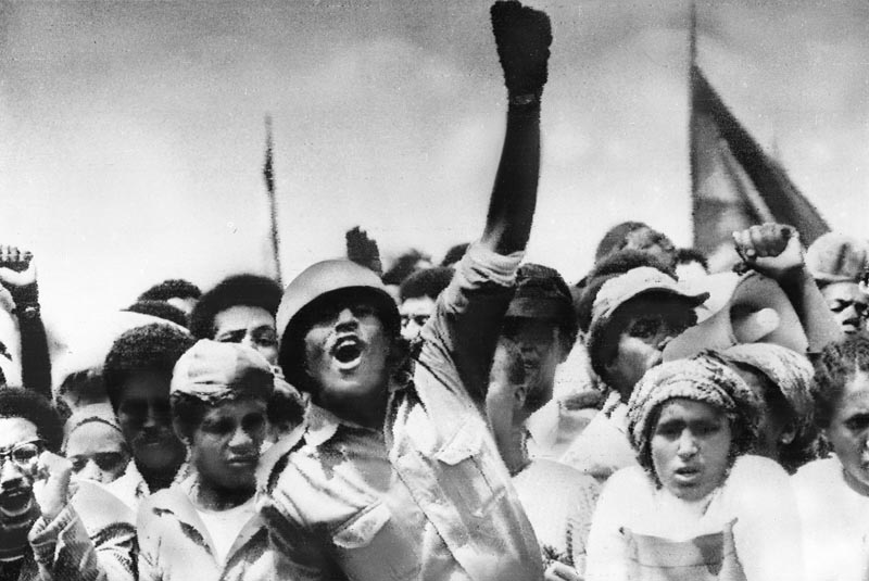 Soldaten und Studenten jubeln dem kommunistischen Regime 1977 auf dem sogenannten Revolution Square zu. Quellen belegen, dass sie dafür bezahlt wurden.
