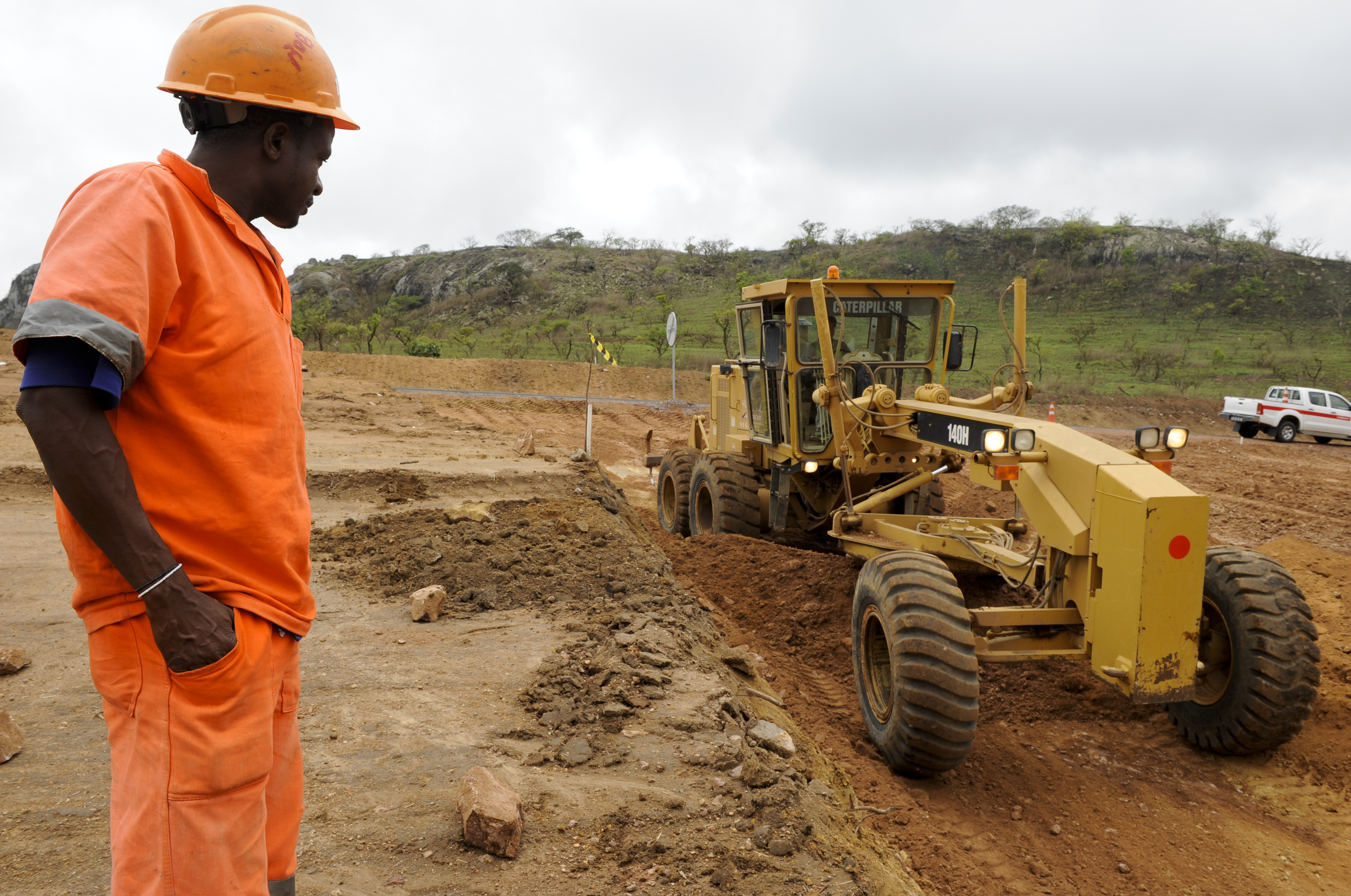 Die neue BRICS-Entwicklungsbank will Infrastrukturprojekte im globalen ­Süden fördern. In Malange, Angola, baut eine brasilianische Firma eine Straße.