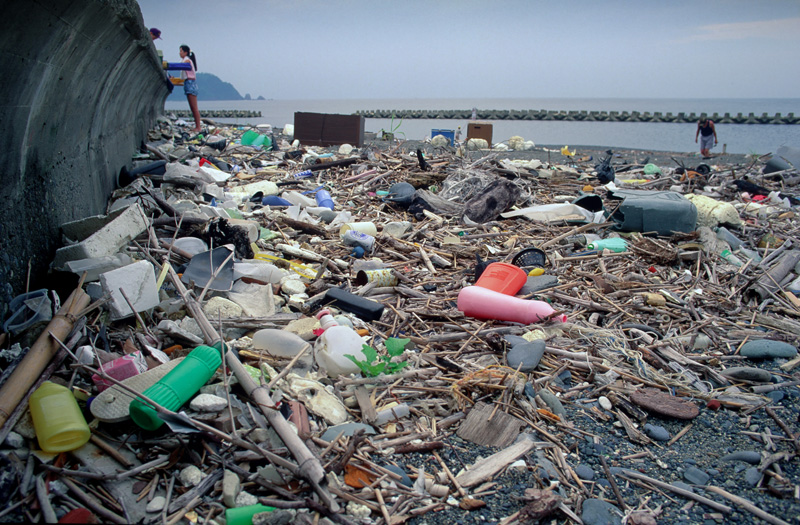 Was von Billigwaren übrig bleibt, verschmutzt Meere und Küsten wie hier in Japan.