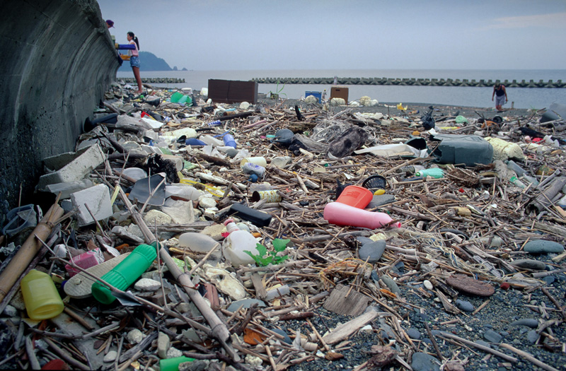 Holmes/Lineair Consumer waste is polluting seas and coasts, for example in Japan.