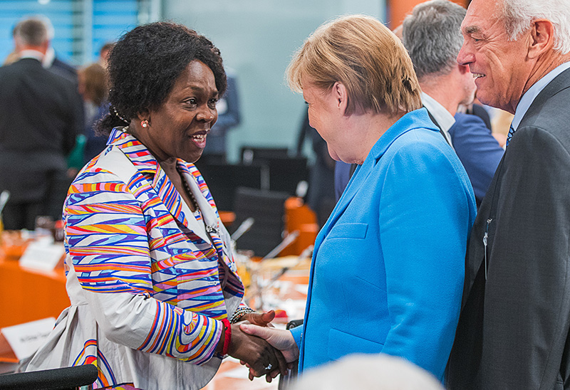Virginia Wangare Greiner vom Verein Maisha wurde bereits auf höchster politischer Ebene wahrgenommen: hier im Gespräch mit Bundeskanzlerin Angela Merkel beim Integrationsgipfel 2018 im Bundeskanzleramt.