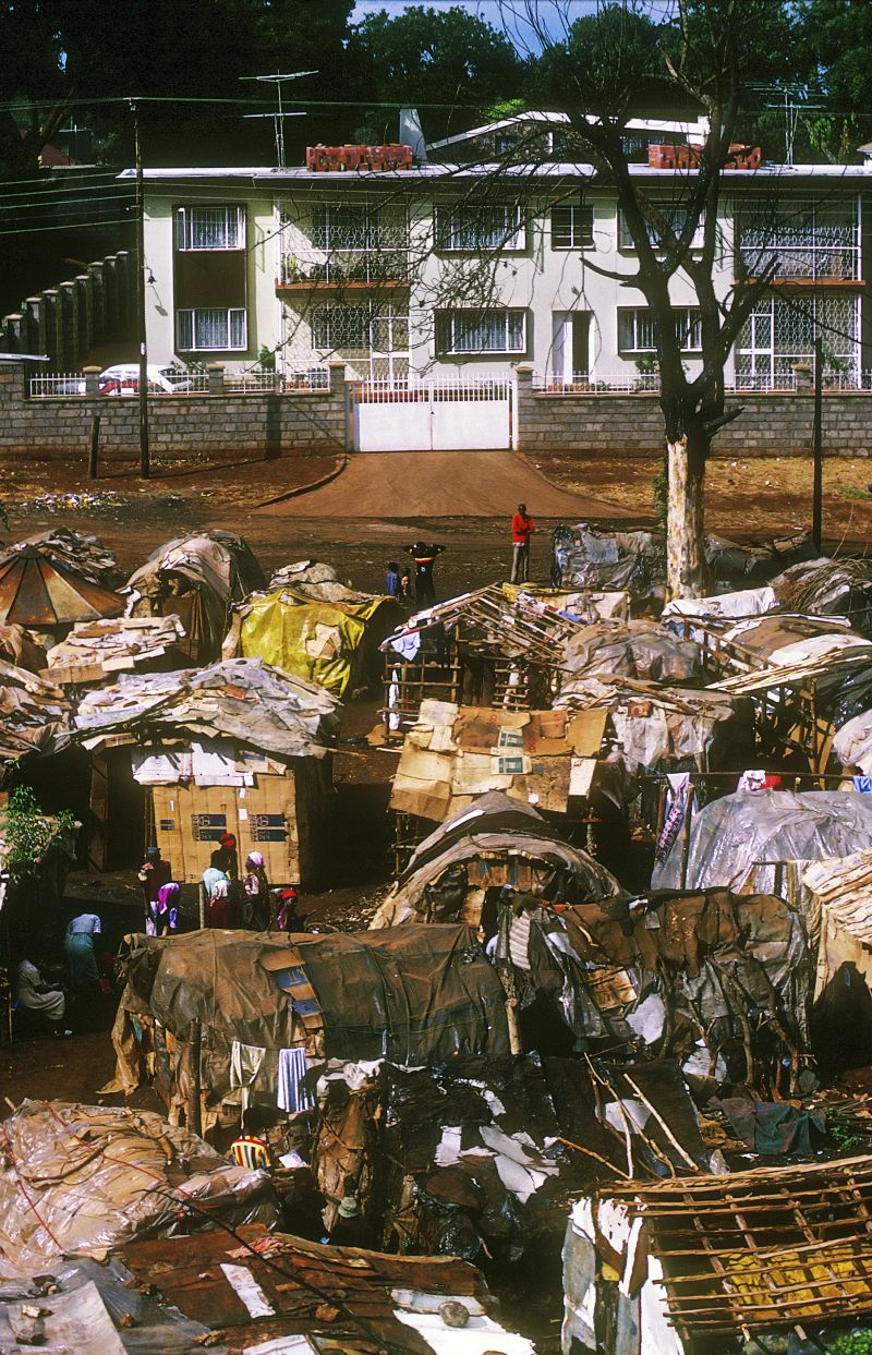 Spatial inequality causes tensions: informal settlement in front of regular housing in Nairobi.