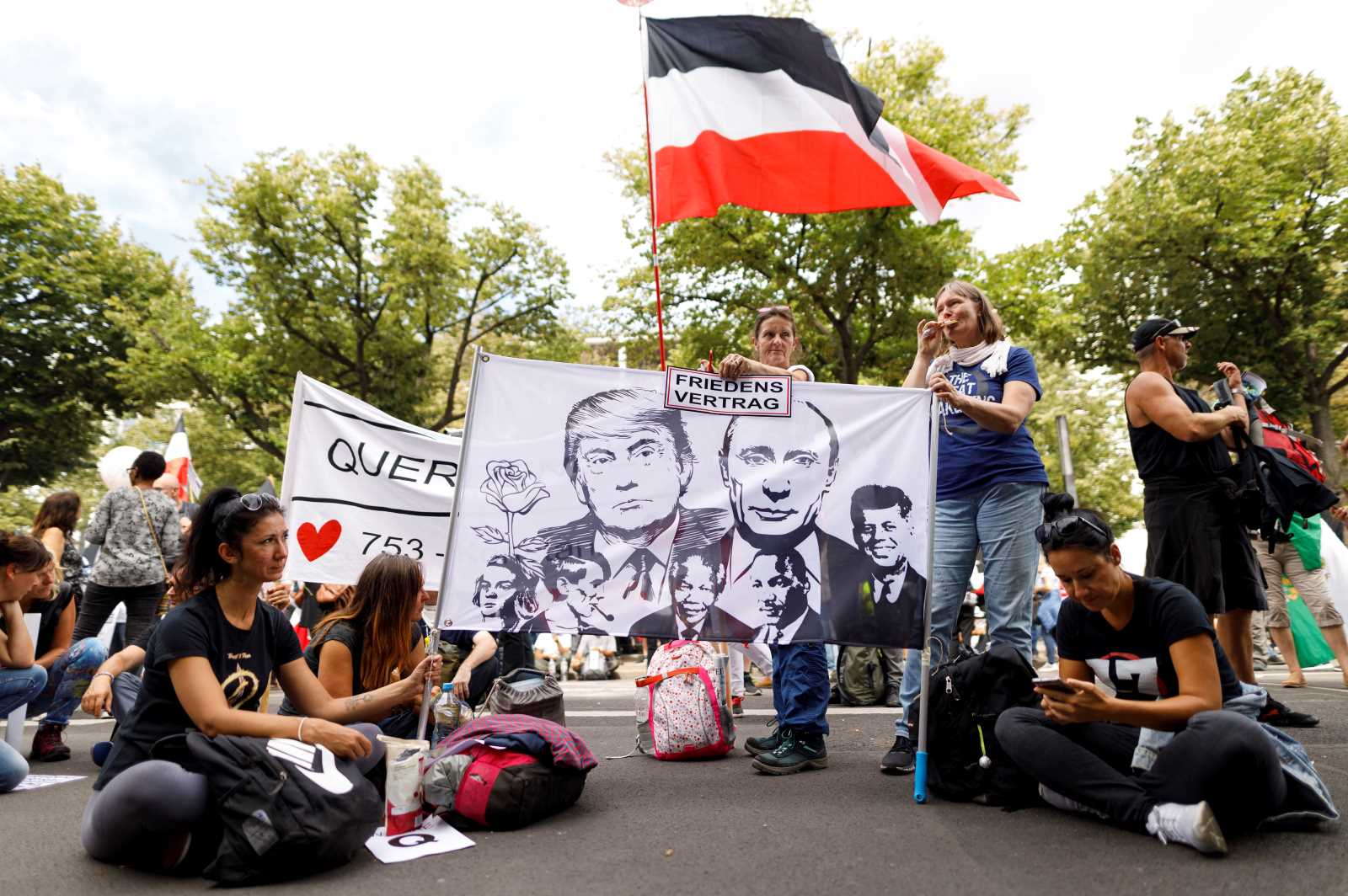 picture alliance / Geisler-Fotopress / Christoph Hardt Right-wing protesters in Berlin in August 2020.