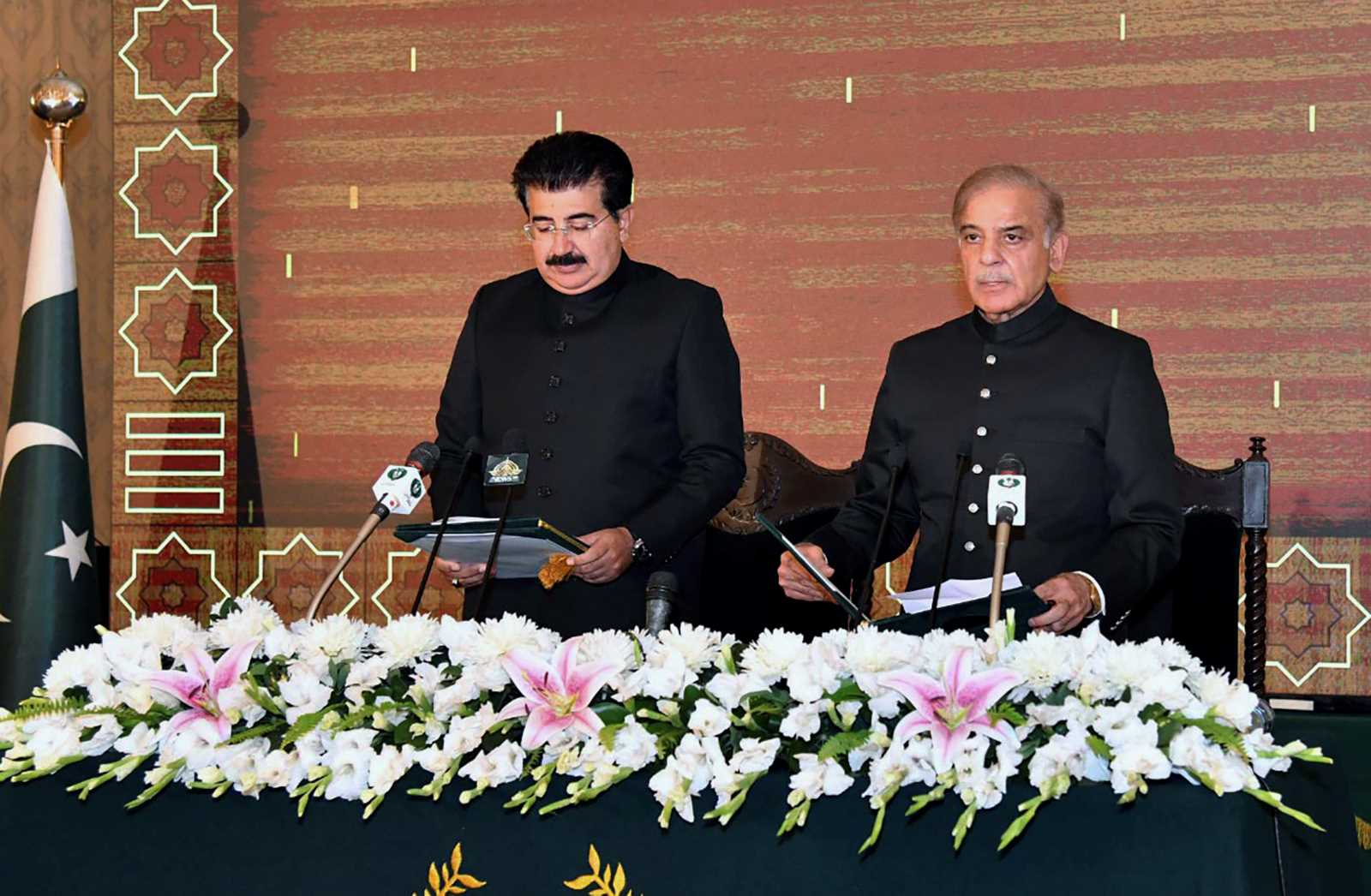 picture alliance / ASSOCIATED PRESS Swearing-in of Shebaz Sharif (white hair) as prime minister.