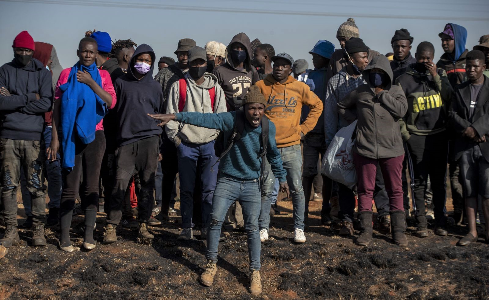 Themba Hadebe/picture-alliance/ASSOCIATED PRESS Wütende junge Menschen protestieren in einem Vorort von Johannesburg im Juli 2015.