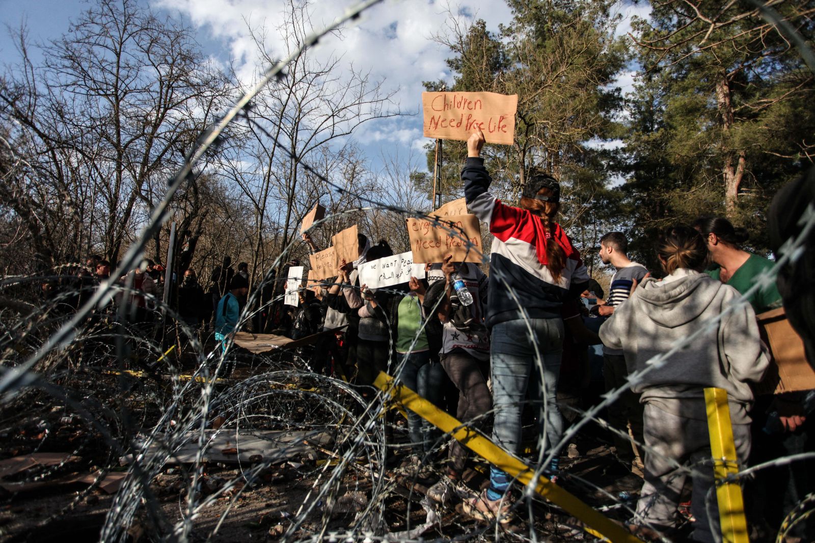picture-alliance/abaca Verzweifelte Flüchtlinge vor der griechischen Grenze im türkischen Edirne.