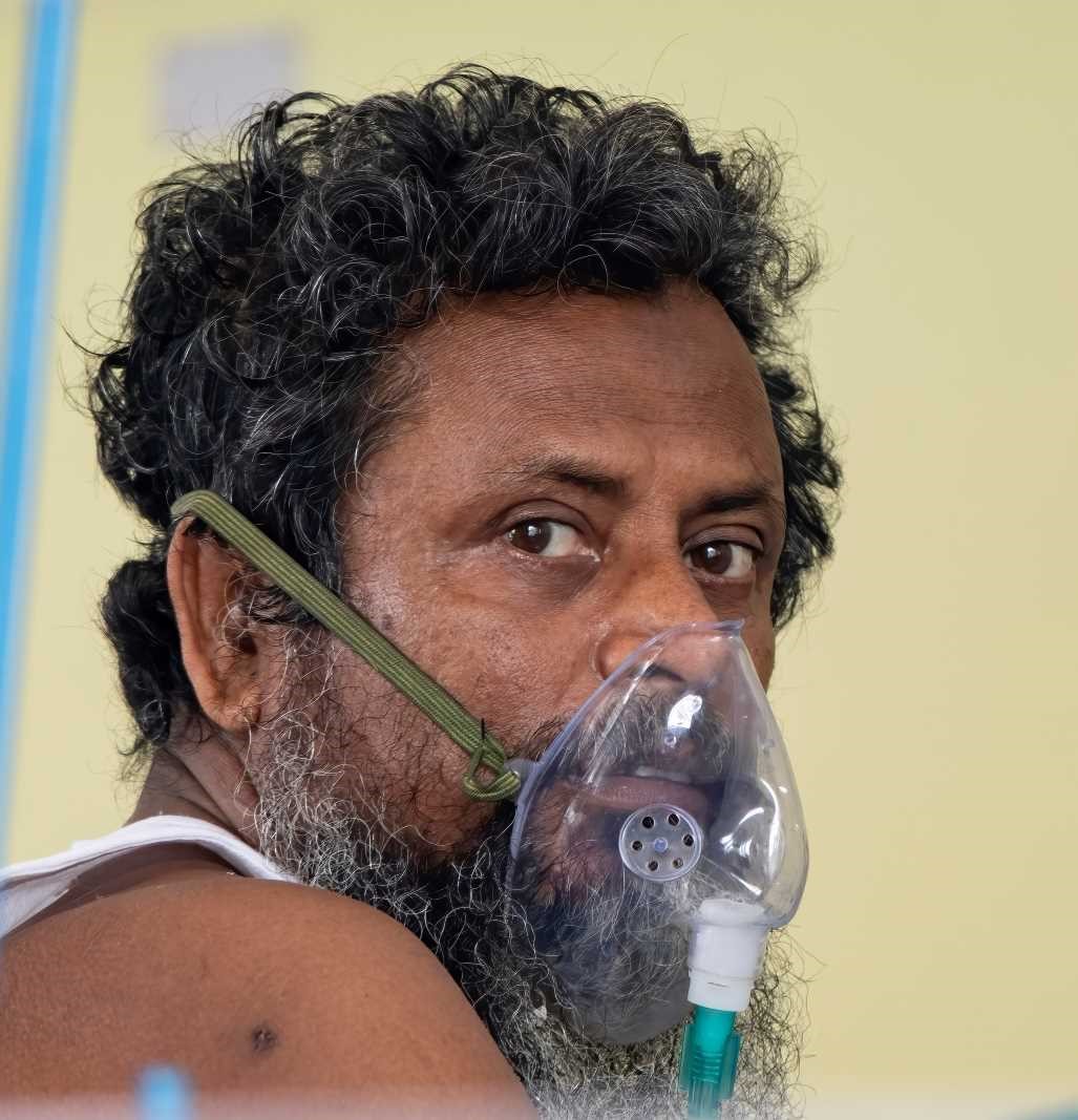 picture alliance / ZUMAPRESS.com / Dipayan Bose Patient in Kolkata in May2021: when the Covid-19 wave escalated, not everyone who needed oxygen found access.