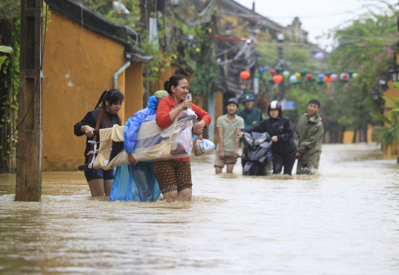 Hau Dinh/picture-alliance/AP Photo Stroms are getting worse: typhoon-caused flooding in Hoi An, Vietnam, in November.
