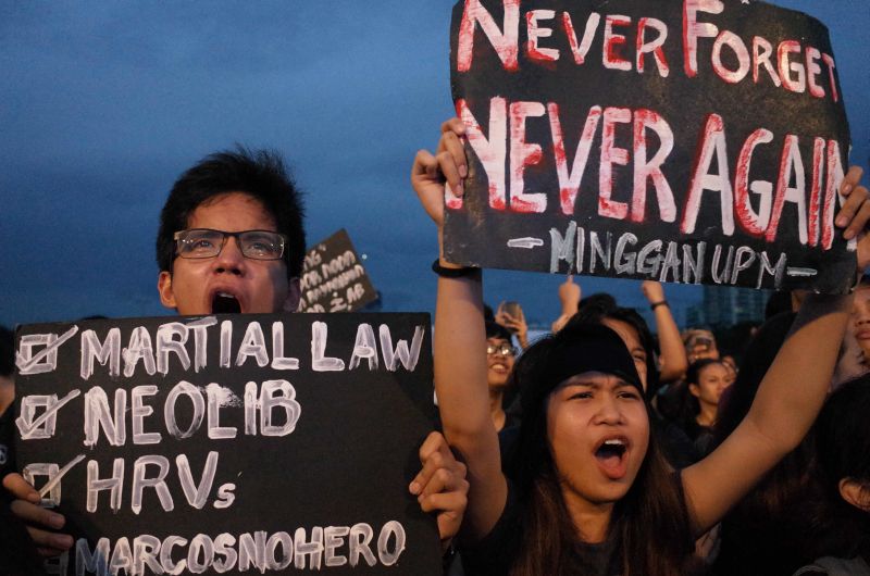 Demonstration gegen die Neubestattung von Diktator Ferdinand Marcos auf dem National Heroes Cemetery in Manila im November.