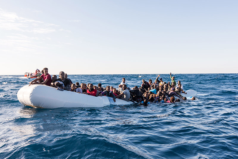 picture-alliance/Laurin Schmid/SOS MEDITERRANEE Notleidende Flüchtlinge auf dem Meer vor Libyens Küste Anfang 2018.