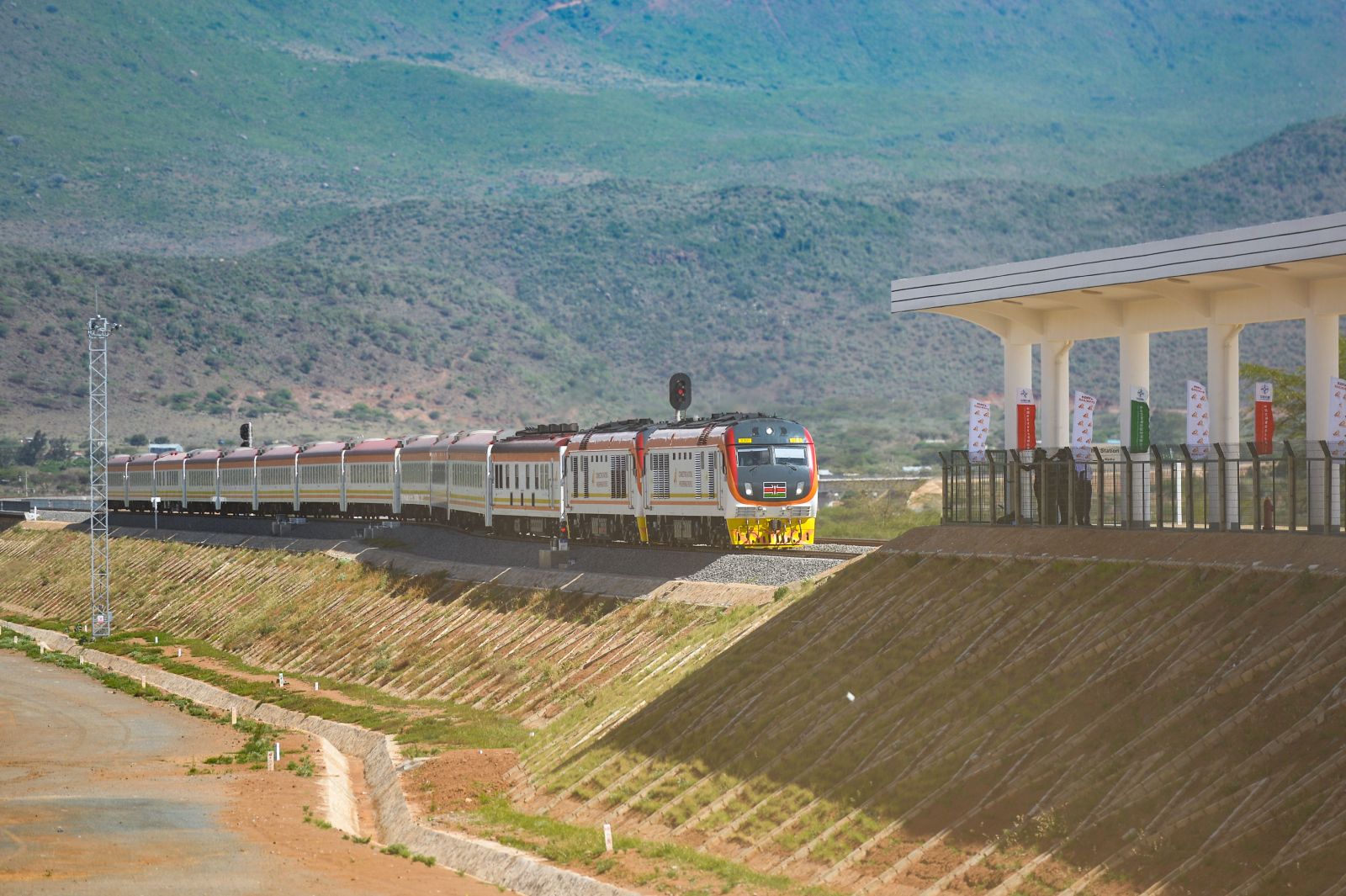 A train approaching Maai Mahiu station on the way to Naivasha.