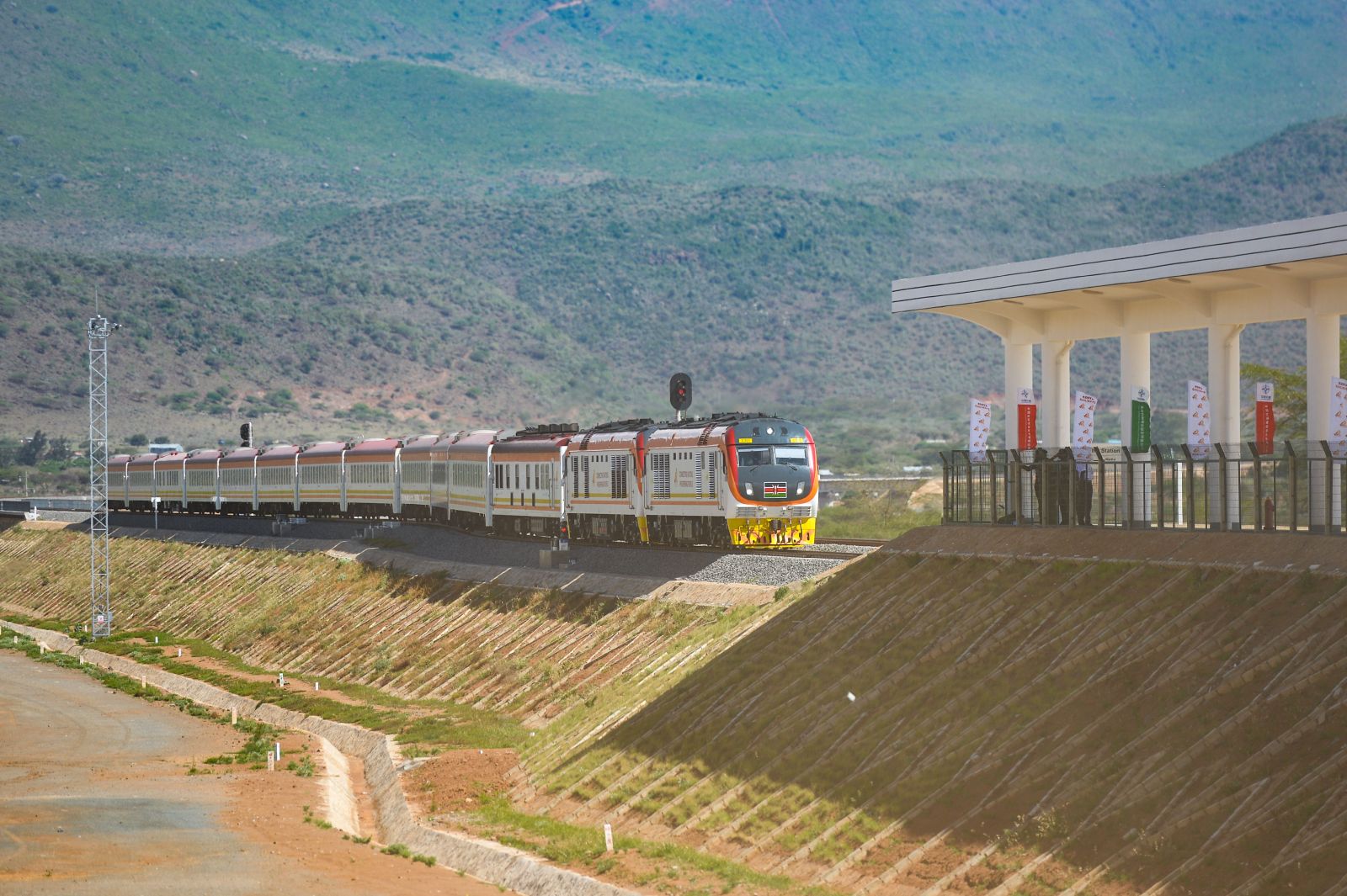 LiYan/picture-alliance/Xinhua A train approaching Maai Mahiu station on the way to Naivasha.