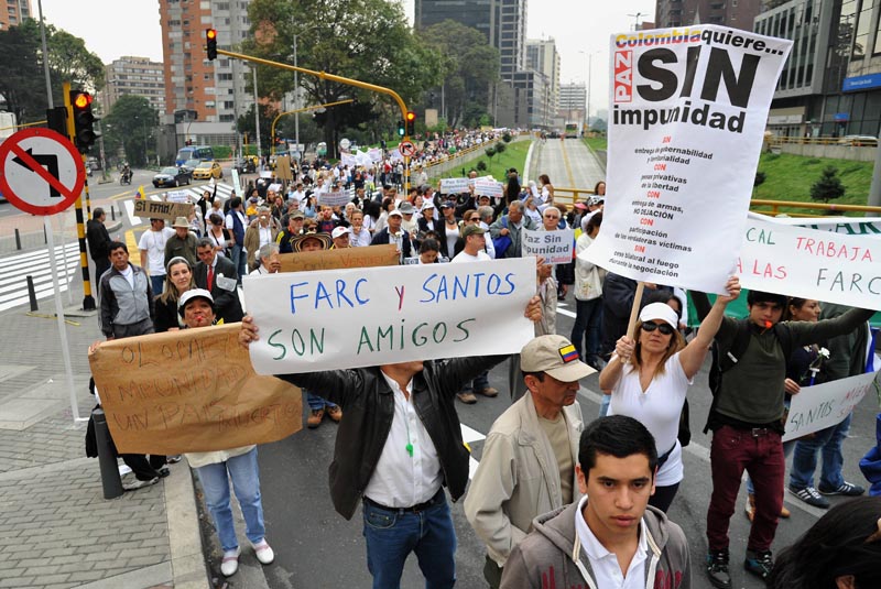Demotix/picture-alliance Protesting against peace negotiations with FARC: The demonstrators in Bogotá fear that human rights violations will go unpunished.