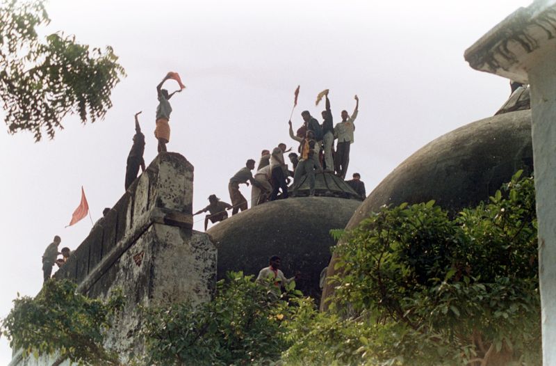 Hindu-Fanatiker auf dem Dach der Babri-Moschee im Dezember 1992.