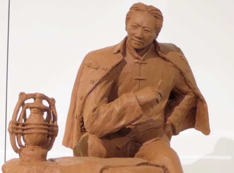 Tonskulptur aus der uneingeschränkt glorifizierenden Mao-Serie „100 Moments  of the Great Man“ von Yao Jun, ausgestellt 2013 im Kunst­museum Tianjin.