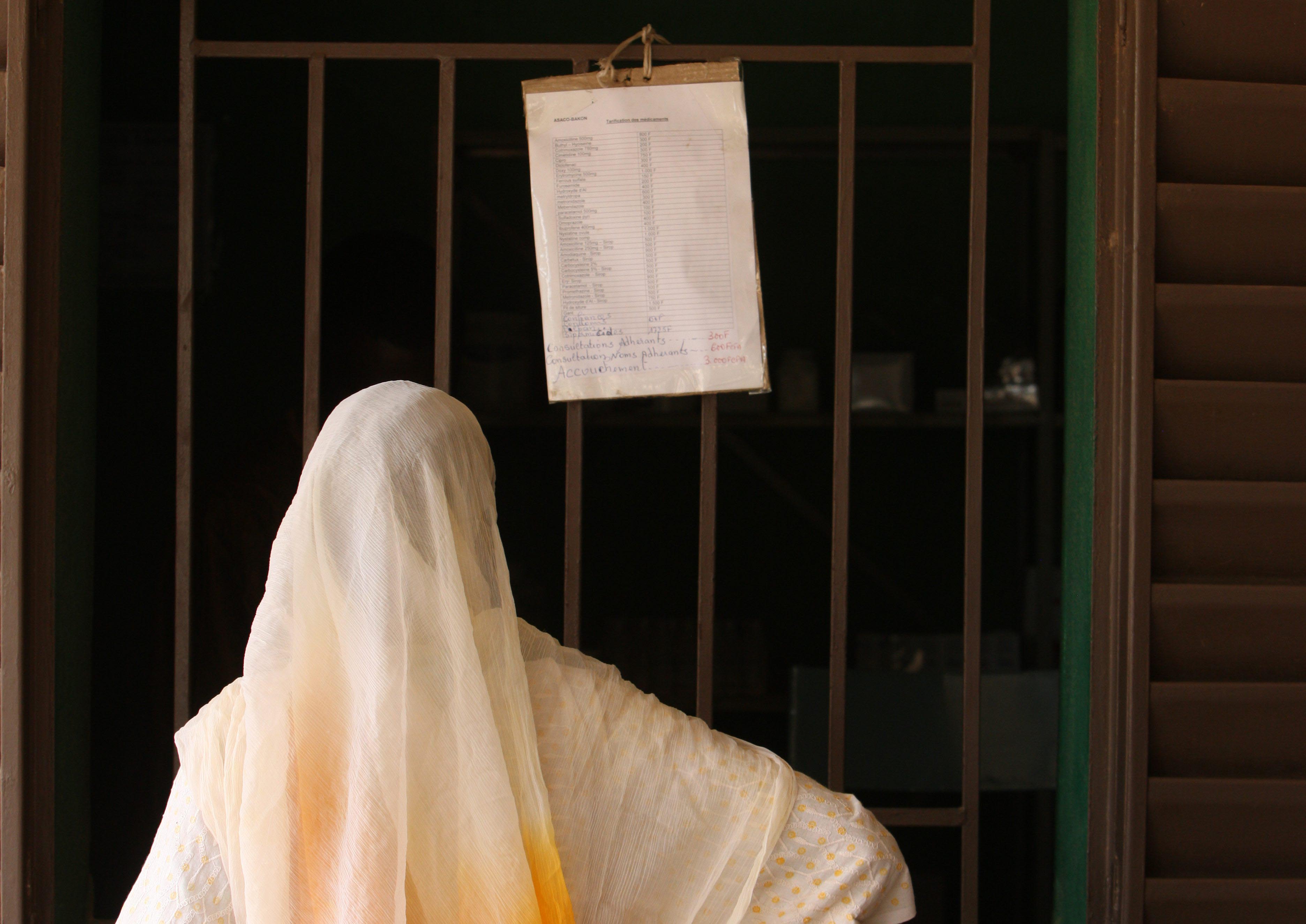 Deloche/GODONG/Lineair Oft haben Medikamente mindere Qualität: Kundin einer Apotheke in Mali.