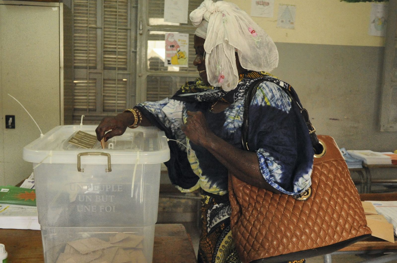 picture-alliance/Aliou Mbaye/MAXPPP/dpa A voter in Dakar.