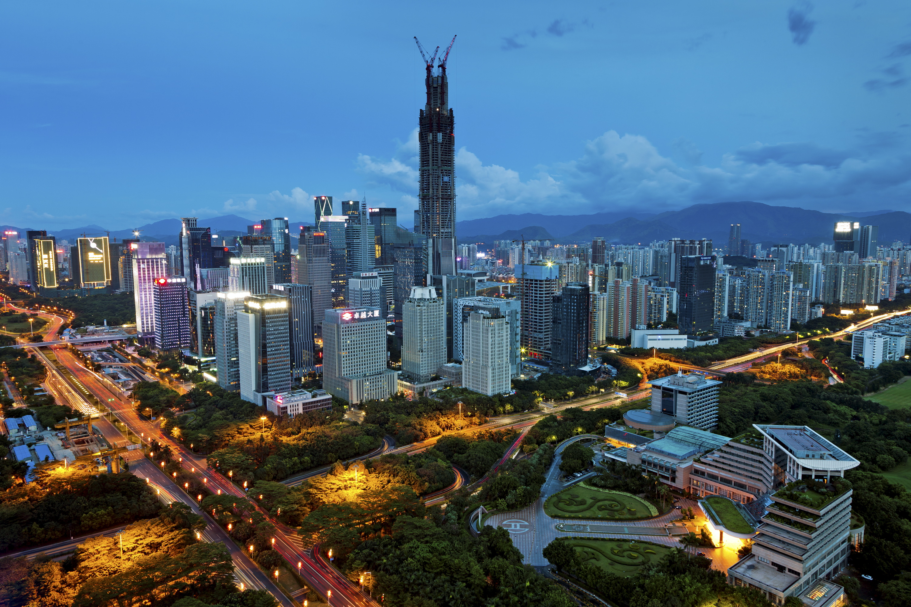 Liang Jiahe/picture-alliance 1979 wurde Shenzhen Sonderwirtschaftszone und ist mittlerweile zu einer Megastadt mit 15 Millionen Menschen angewachsen.