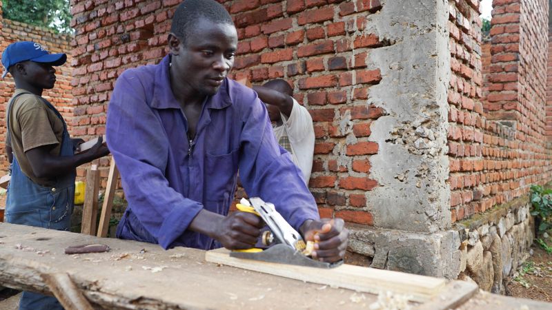 In the reintegration programme “rebound” of World Vision, former child soldiers receive training to become carpenters.
