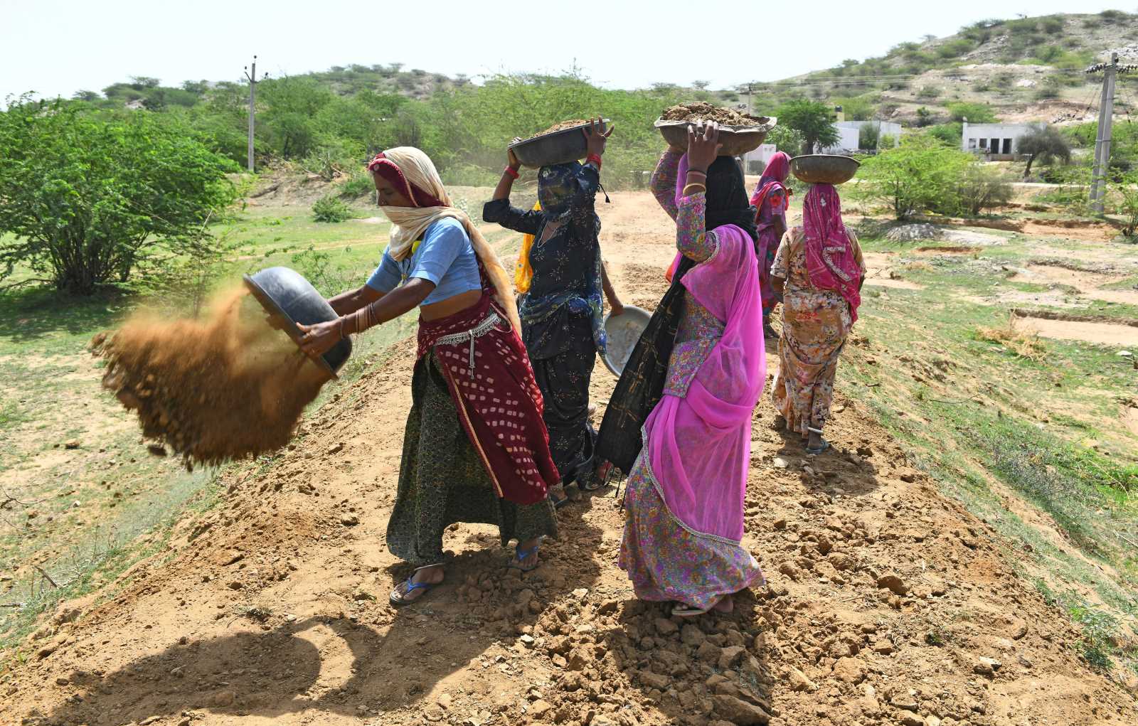 picture alliance / Pacific Press / Sumit Saraswat Arbeiterinnen im indischen MGNREGA-Programm, einer Maßnahme zur sozialen Absicherung.