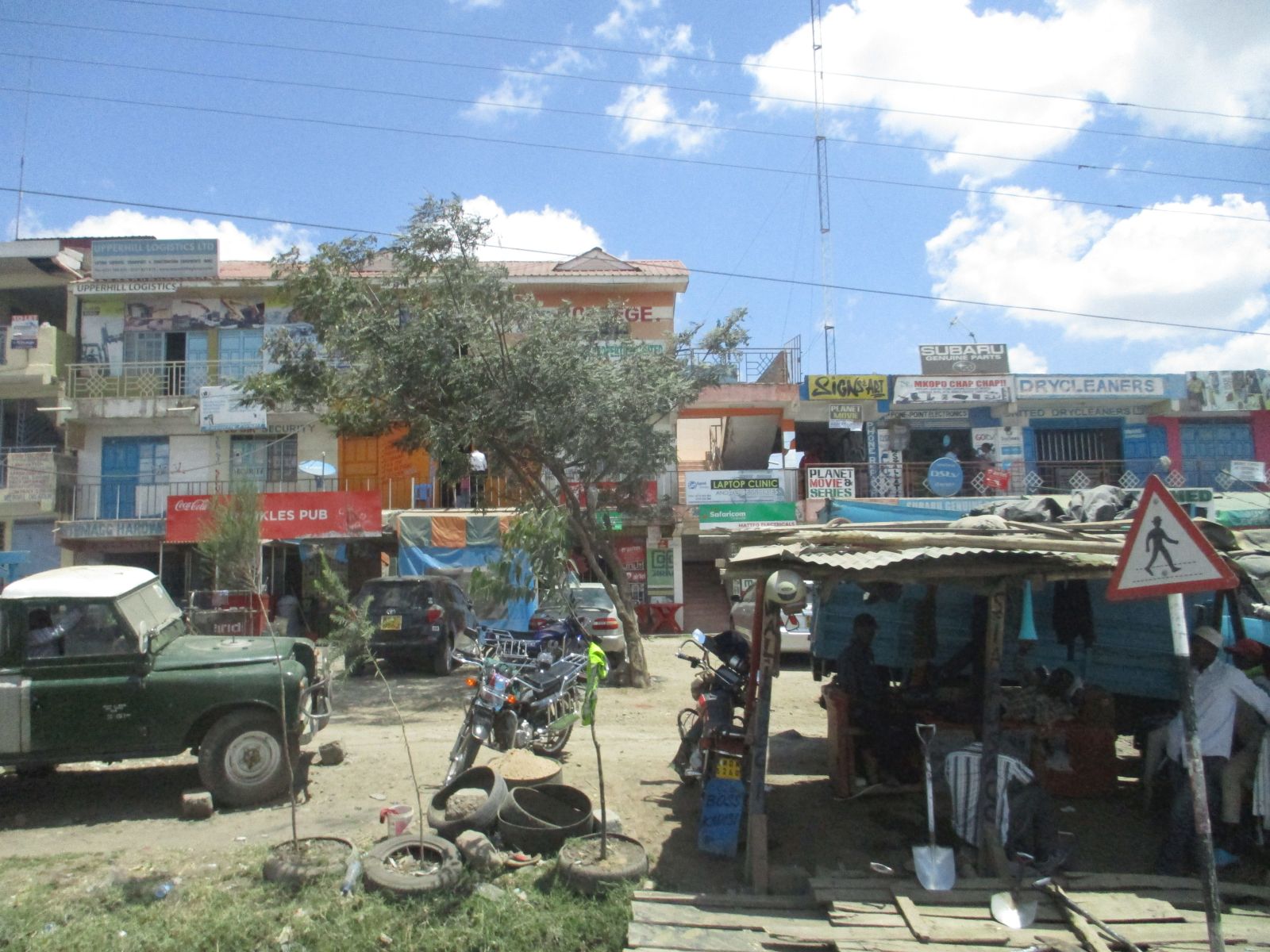 dem Growth in itself will not solve urban infrastructure problems: small shops on the outskirts of Nairobi.