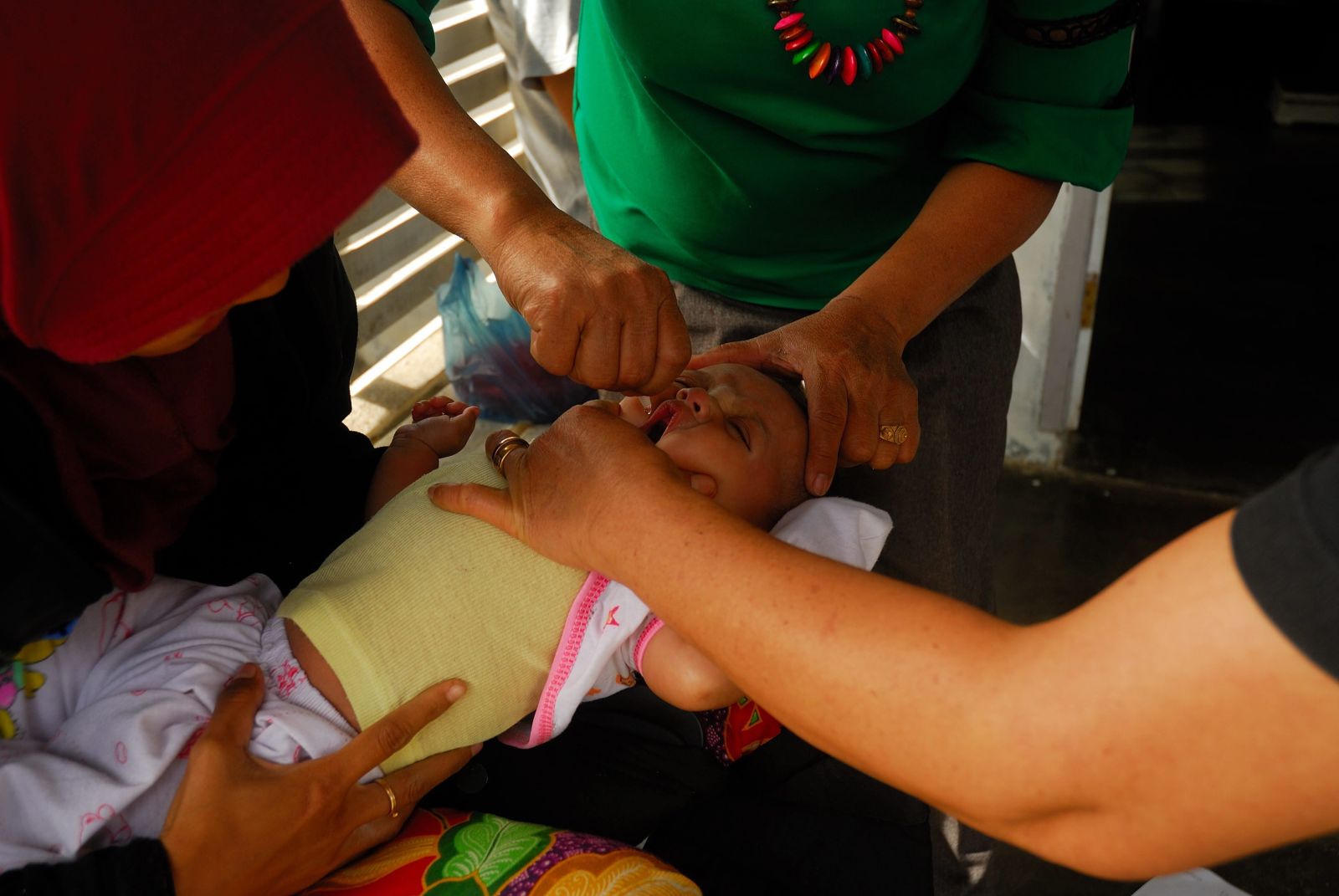 Die Millennium Development Goals halfen, ansteckende Krankheiten wie Tuberkulose einzudämmen. Impfung eines Babys in Indonesien.