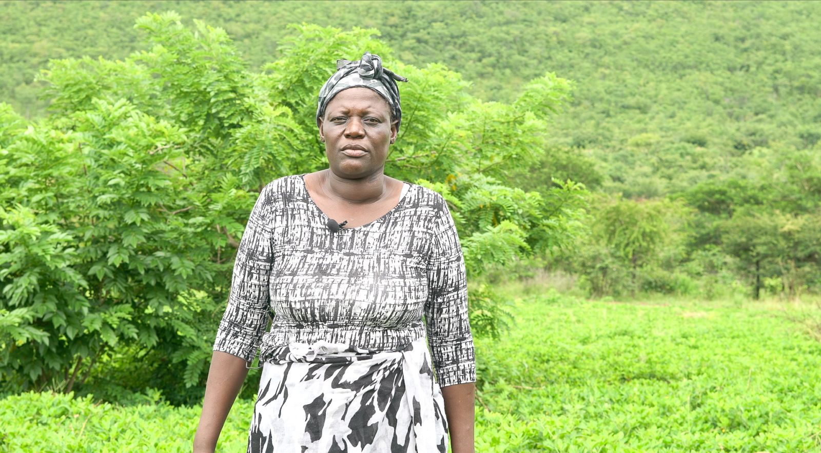 Lucas B. Mbewe Elinat Daka auf ihrem Feld.