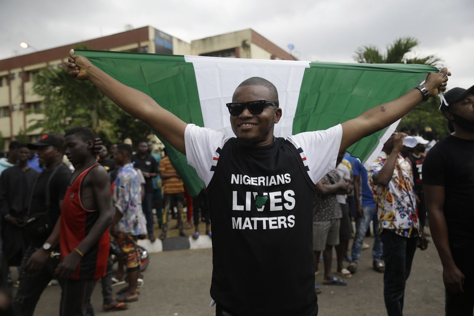Sunday Alamba/picture-alliance/ASSOCIATED PRESS Demonstrant im Bundesstaat Lagos am 16. Oktober.