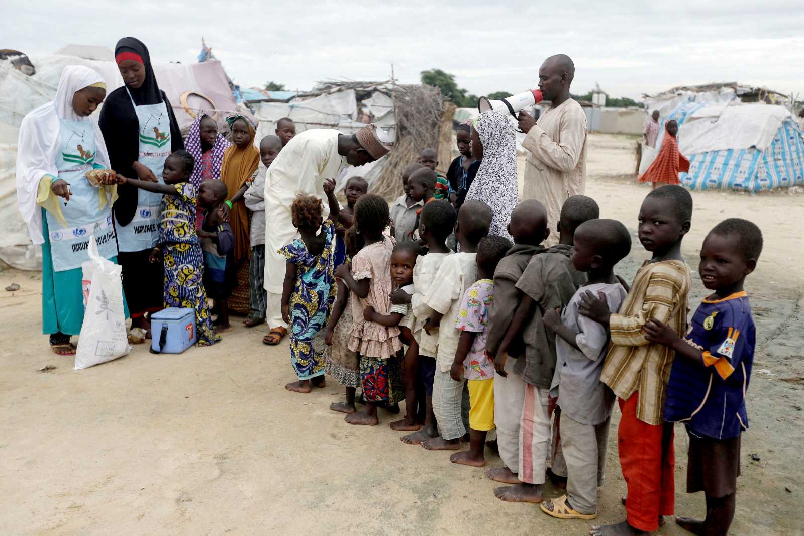 picture alliance/AP Photo / Sunday Alamba Polio ist Geschichte – Impfungen in einem Lager für Binnenvertriebene in Nigeria.