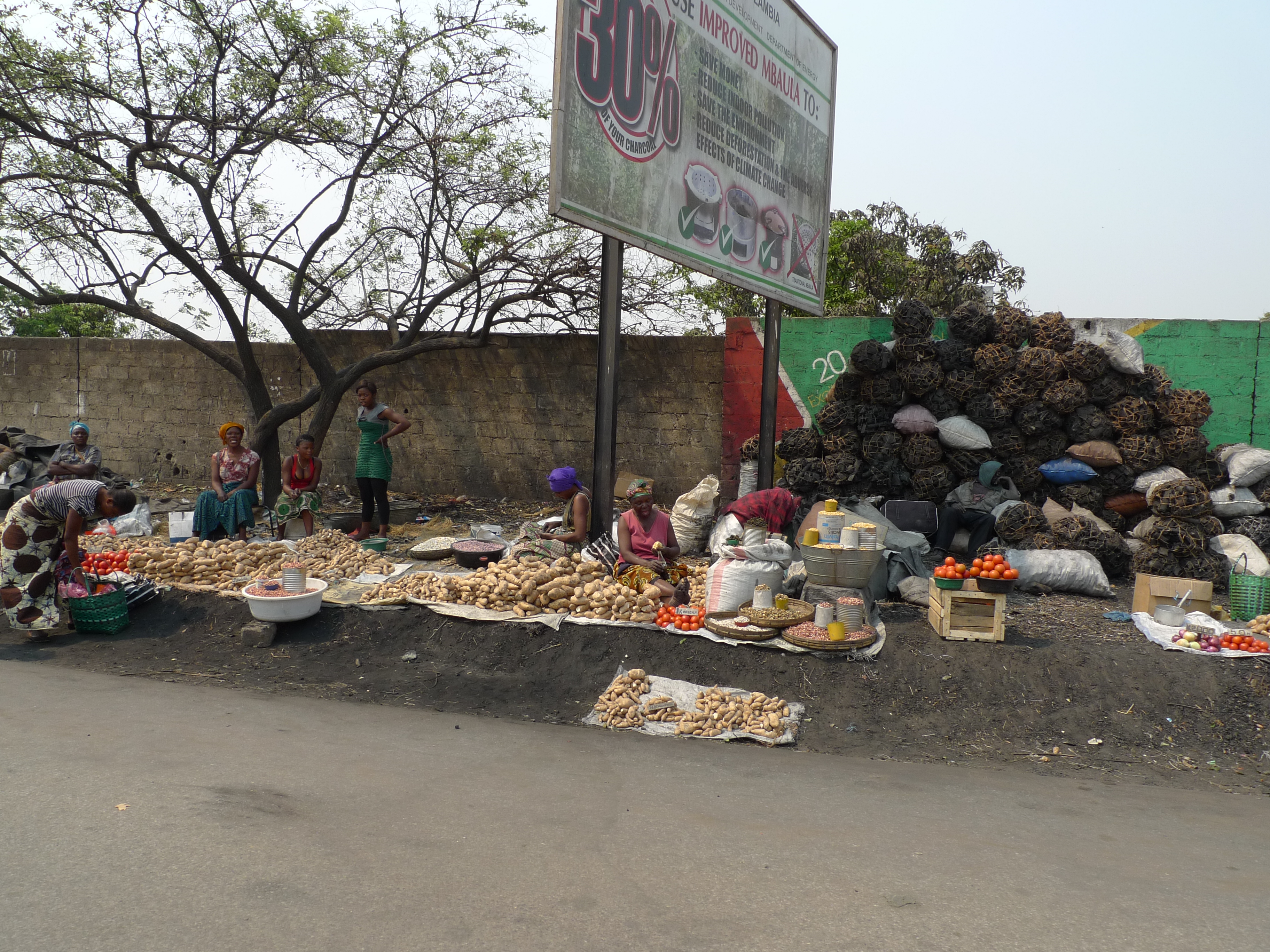 Straßenhändlerinnen in Sambia: Das Land versucht mit Hilfe der G20 und des IWF aus der Überschuldung zu kommen.