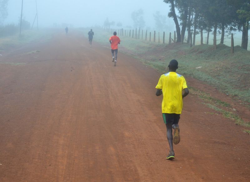 Läufer beim morgendlichen Training in Iten, Kenia.