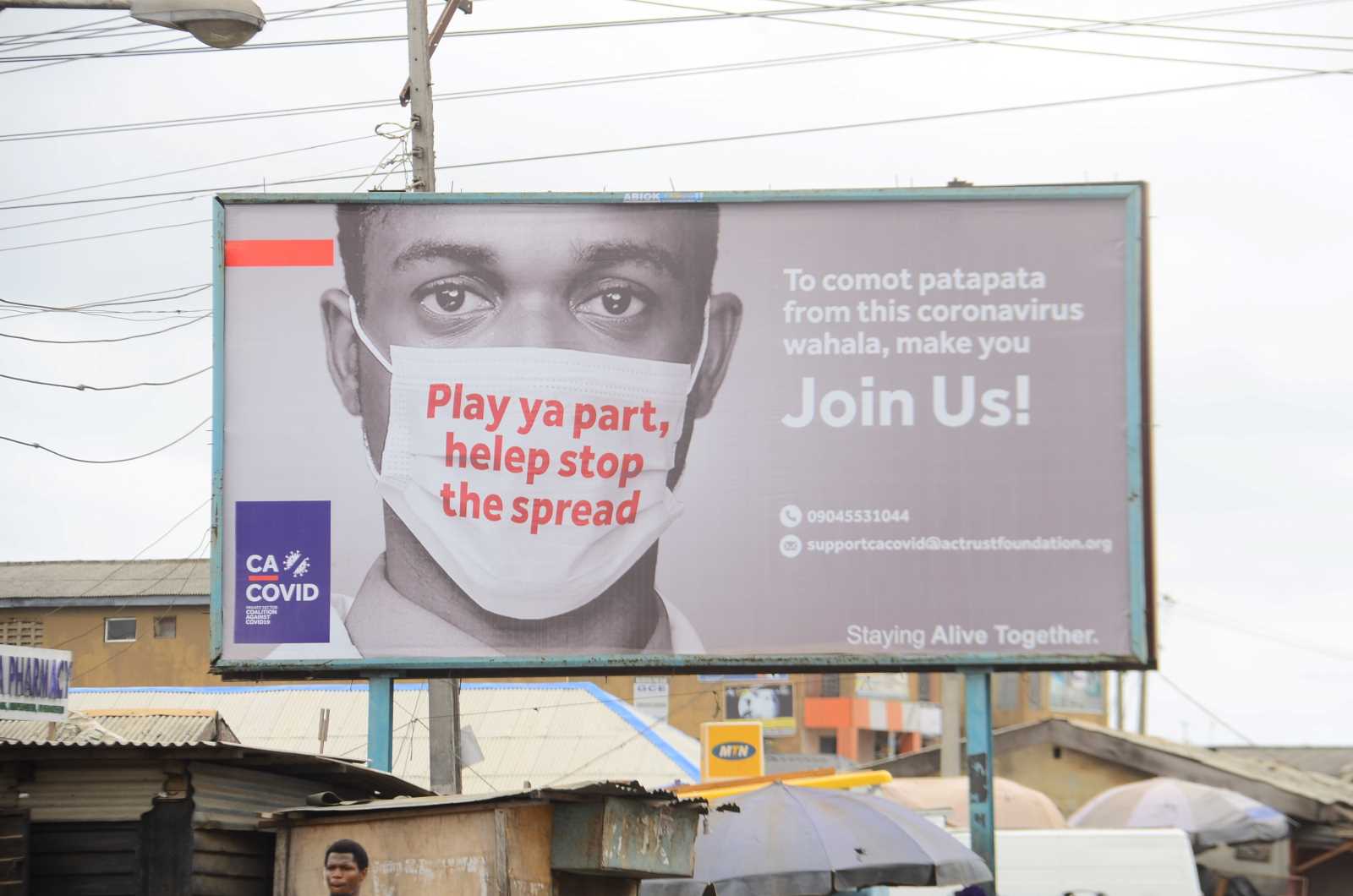 Olukayode Jaiyeola/picture-alliance/NurPhoto Alle müssen mitmachen – Plakat in Lagos im Frühjahr 2020.