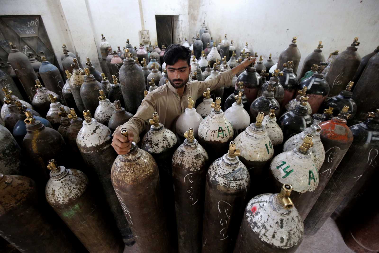 Ein Pakistaner füllt Sauerstoffflaschen nach, da die Nachfrage aufgrund von Covid-19-Patienten im pakistanischen Peshawar 2021 stieg.