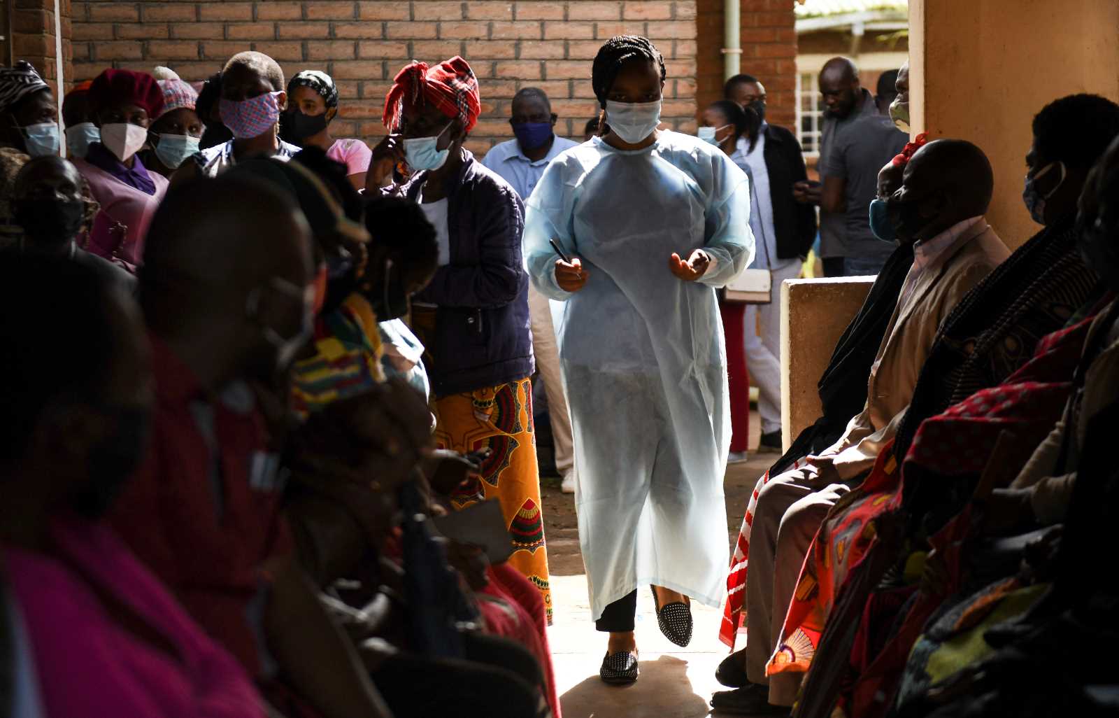 Menschen aus Malawi warten auf Corona-Impfung im Ndirande Health Centre in Blantyre 2021.