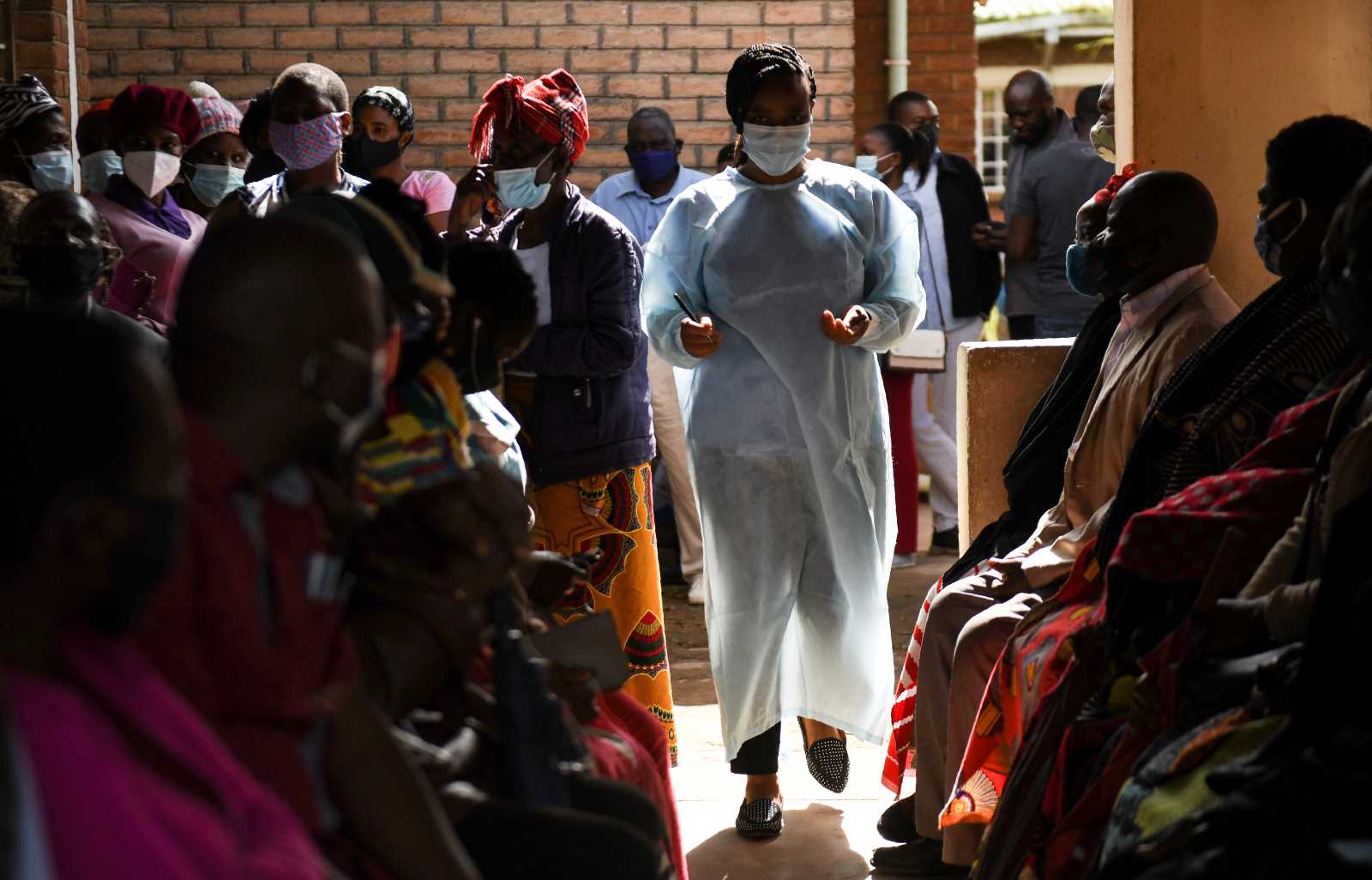picture alliance / ASSOCIATED PRESS / Thoko Chikondi Menschen aus Malawi warten auf Corona-Impfung im Ndirande Health Centre in Blantyre 2021.