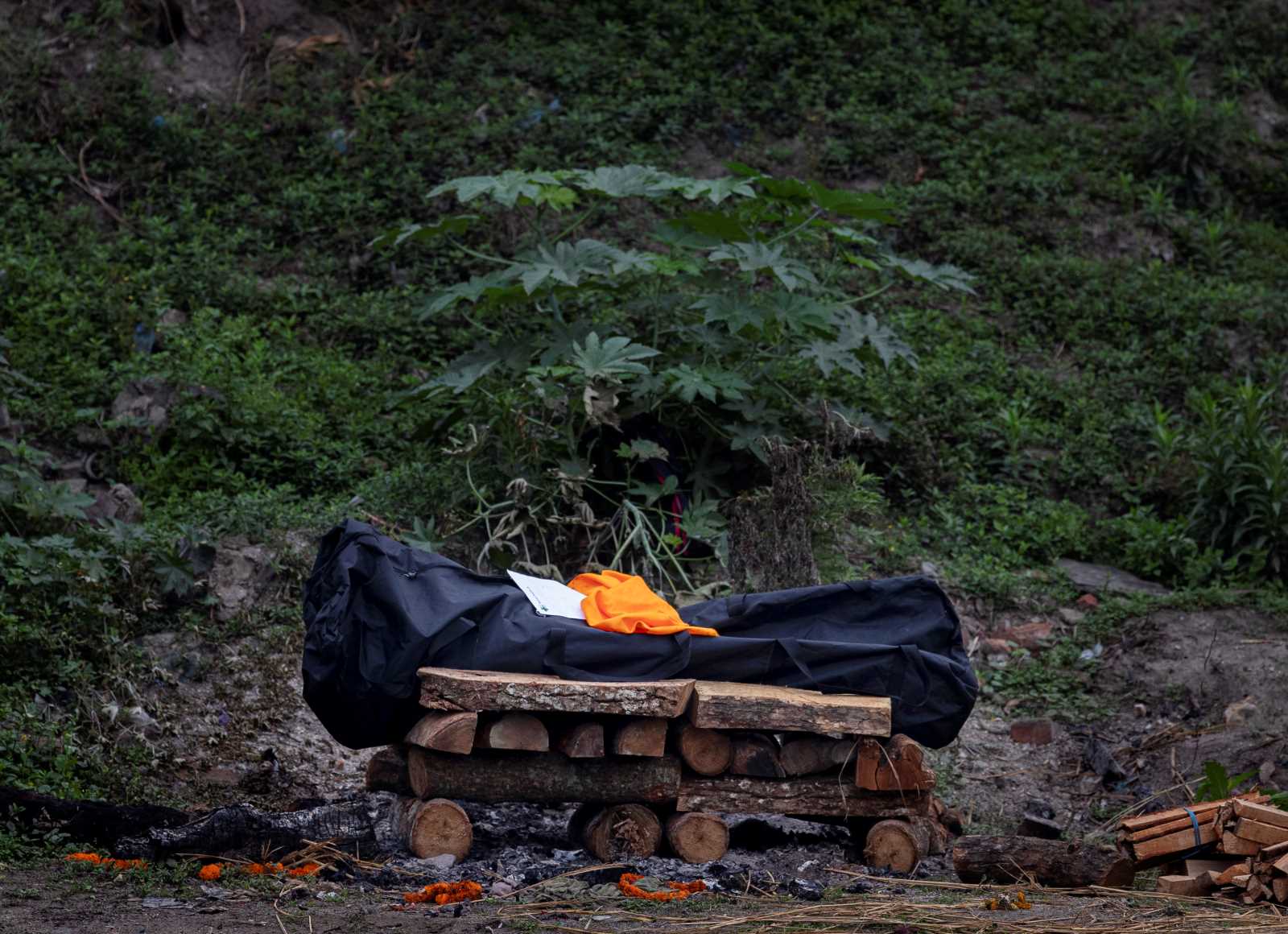 picture alliance/EPA-EFE / NARENDRA SHRESTHA Funeral of Nepalese Covid-19 patient on the bank of the Bagmati river in Kathmandu, in 2021.