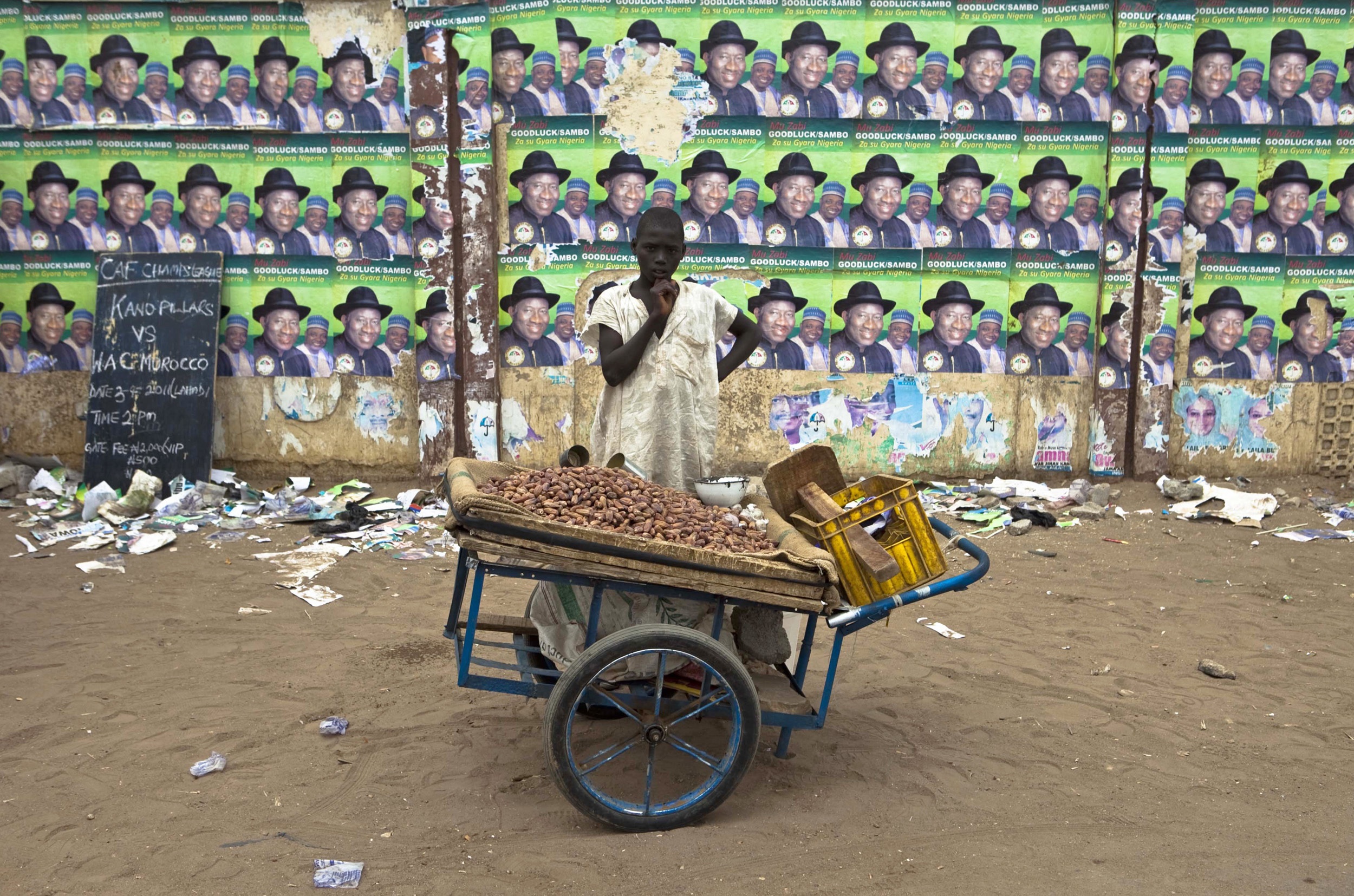 Selbständige im informellen Sektor können meistens nicht viel Geld für harte Zeiten zurücklegen: Straßenverkäufer in Kano.