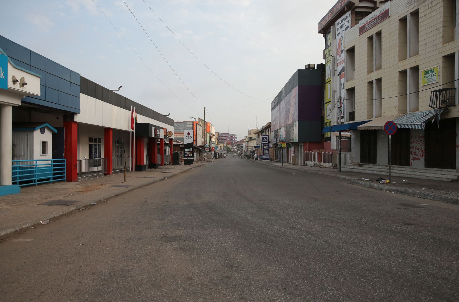 Christian Thompson/picture-alliance/AA Empty street in central Accra, Ghana’s capital, during lockdown in April.