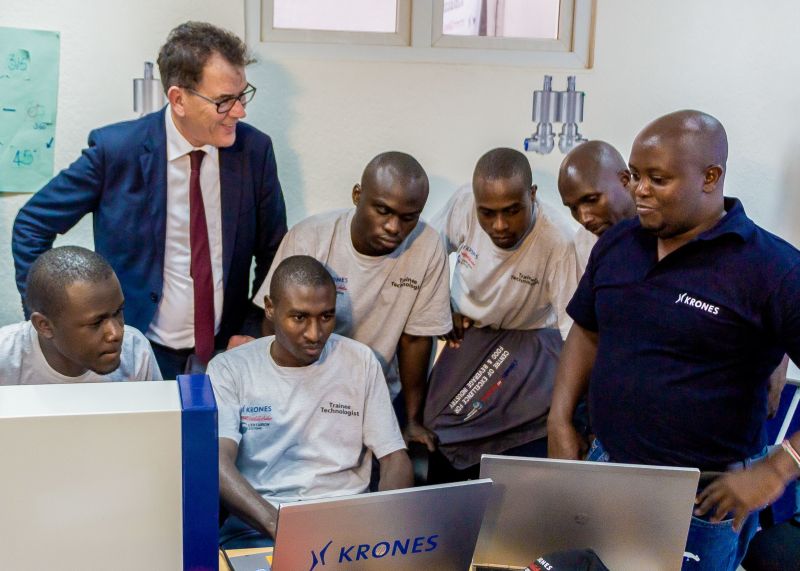 Entwicklungsminister Gerd Müller mit Auszubildenden in der Nairobi-Niederlassung des Maschinenbauers Krones.