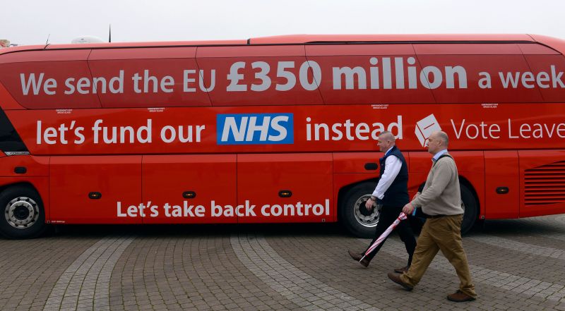 picture-alliance/dpa Leere Sprüche: Gleich nach ihrem Sieg bei dem Referendum über die EU-Mitgliedschaft zogen führende Vertreter von Vote Leave das Finanzversprechen für das staatliche Gesundheitswesen wieder zurück.