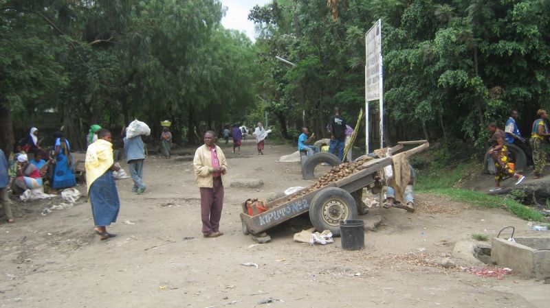Der informelle Sektor ist schwer zu besteuern: Verkauf von Kartoffeln in Arusha, Tansania.