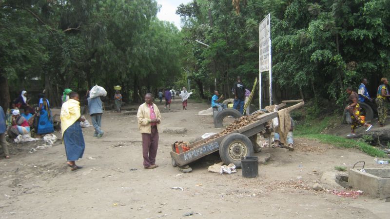 dem Der informelle Sektor ist schwer zu besteuern: Verkauf von Kartoffeln in Arusha, Tansania.