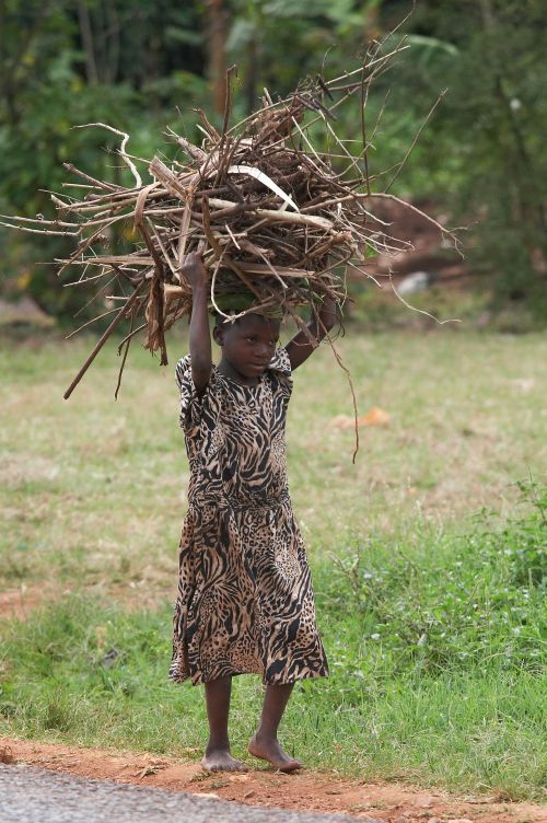 Sprague/Lineair Viele Mädchen – ob verheiratet oder nicht – müssen in Uganda hart arbeiten.
