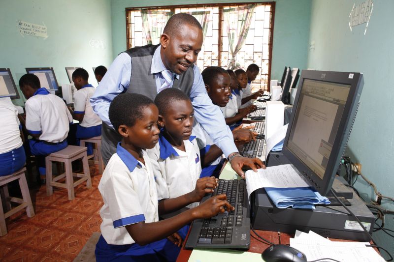 Computer class in a Cameroonian school.