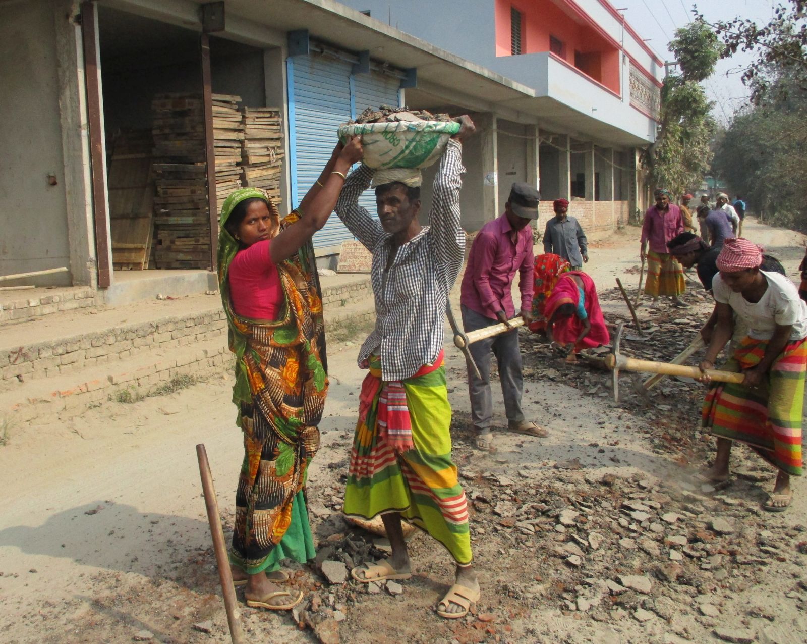 „Flipflops sind kein Zeichen von stabilem Wohlstand“: Bauarbeiter am Rand des Ballungsraums von Dhaka.