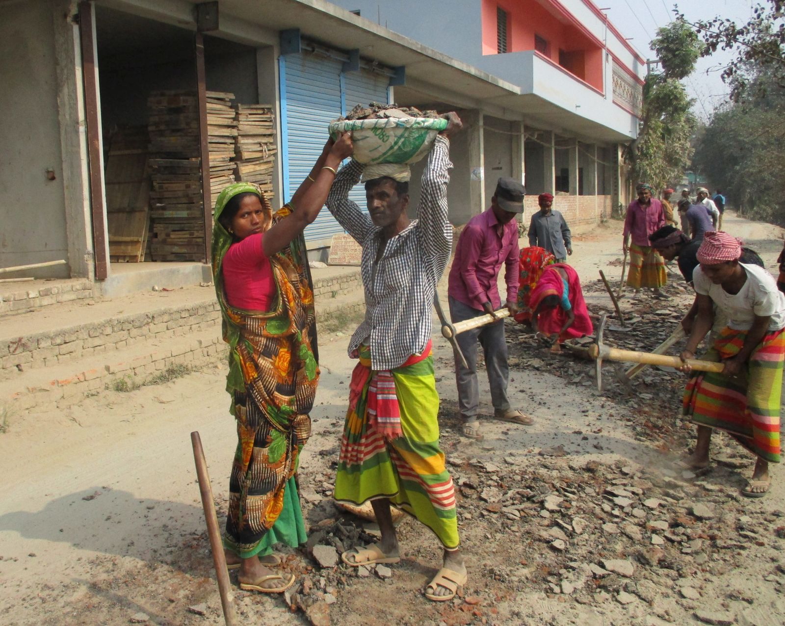 DEM “A pair of flip-flops does not amount to any kind of lasting prosperity”: construction workers on the outskirts of Dhaka.